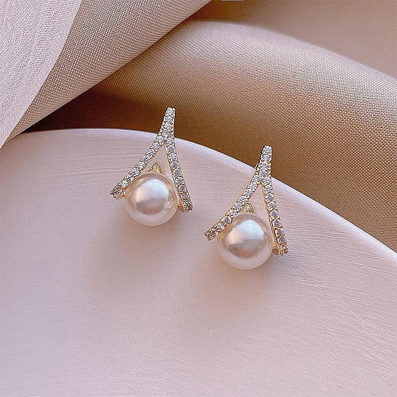 1 Pair Women's Romantic Pearl Stud Classic Shining Earrings - Image 3