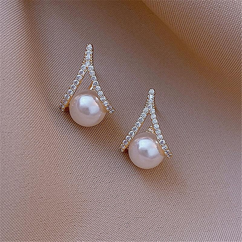 1 Pair Women's Romantic Pearl Stud Classic Shining Earrings - Image 2