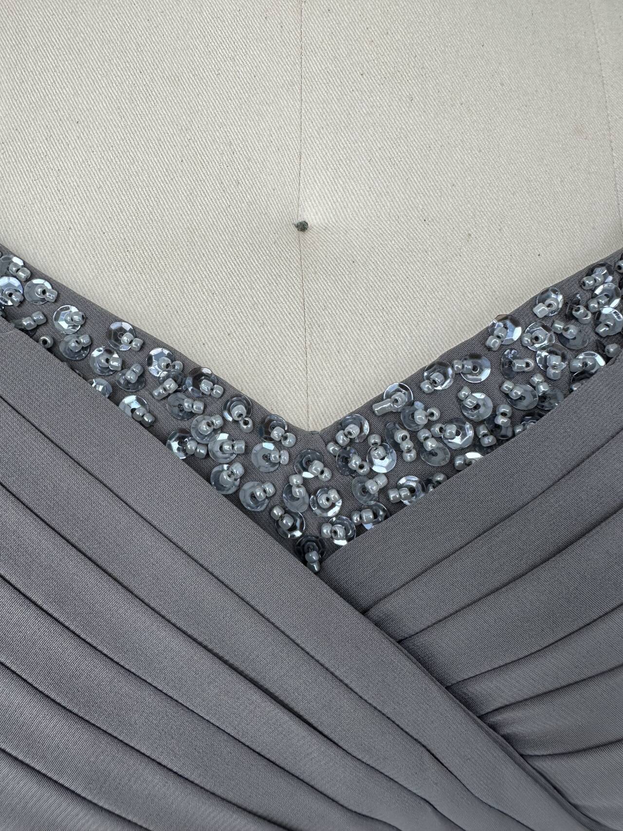 Sheath/Column Off-the-Shoulder Sleeveless Floor-Length Plus Size Mother of the Bride Dresses With Ruffles - 이미지 2