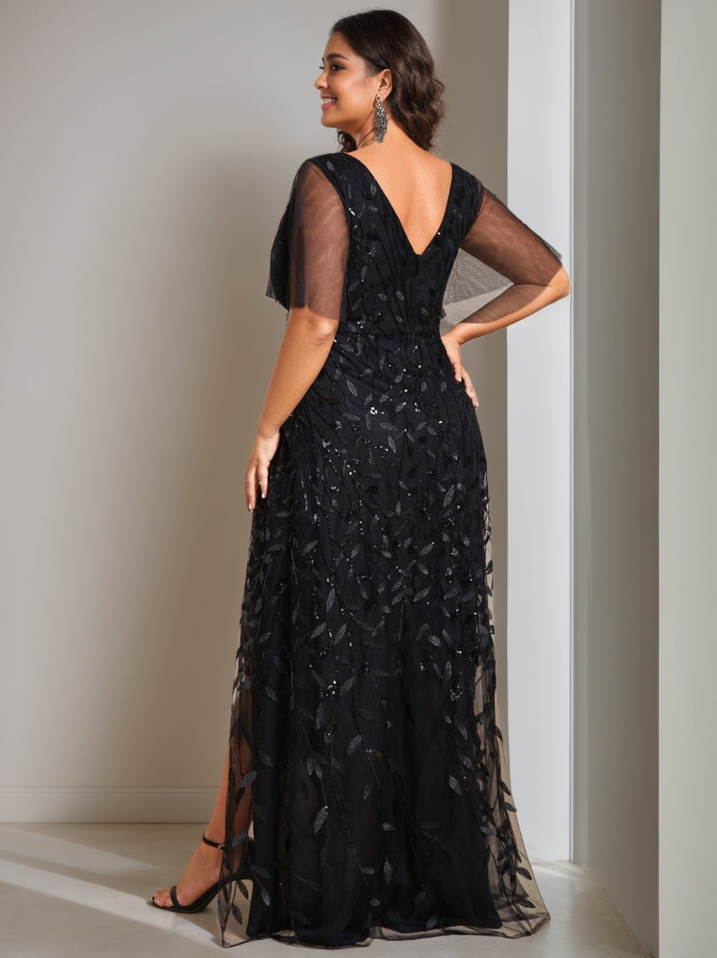 A-Line/Princess V-Neck Short Sleeves Asymmetrical Plus Size Mother Of The Bride Dresses with Sequins - 画像 (2)
