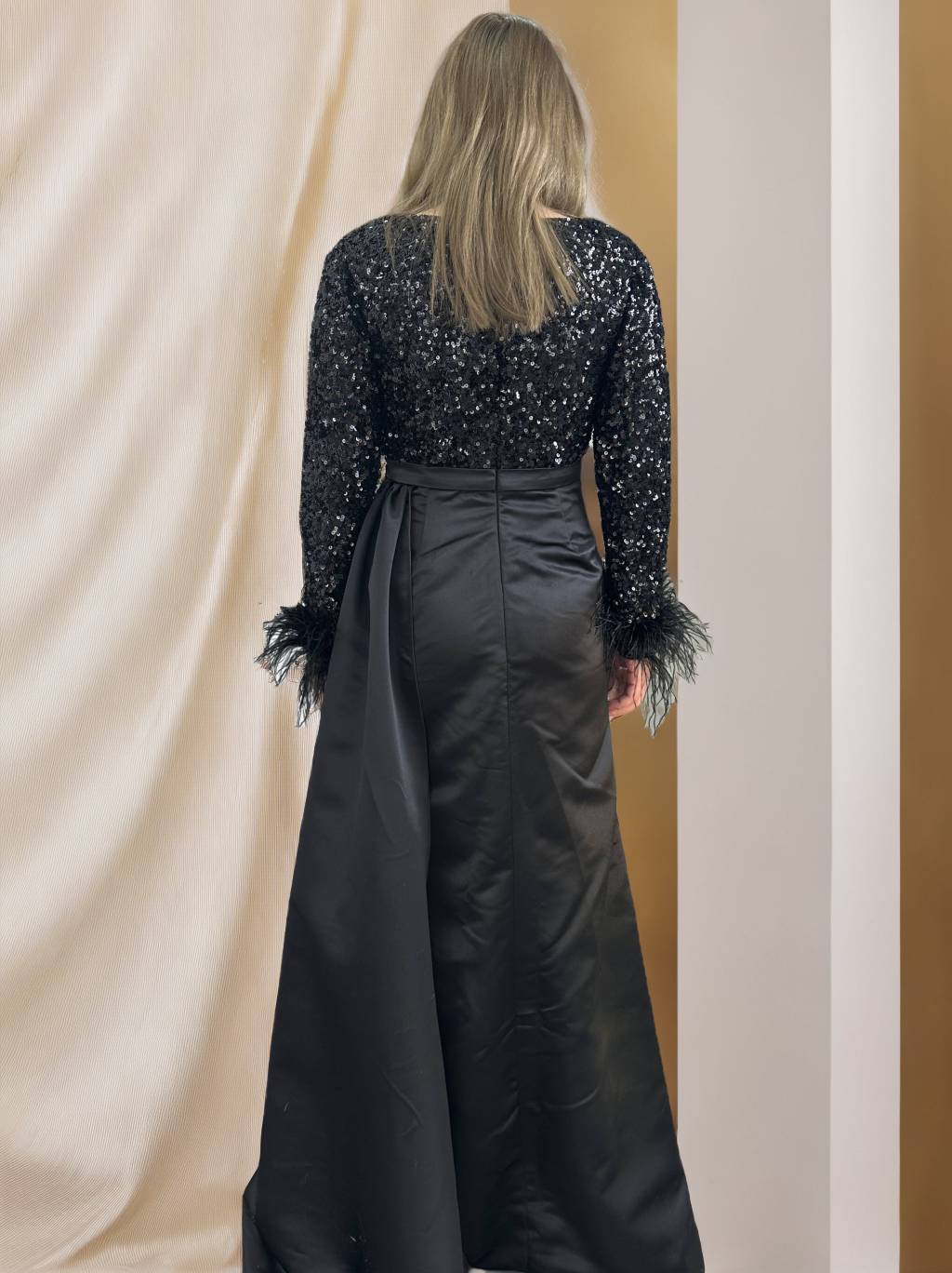 Mermaid/Trumpet V Neck Long Sleeve Court Train Mother of the Bride Dresses Satin with Feather Glitter Ruched - 이미지 2