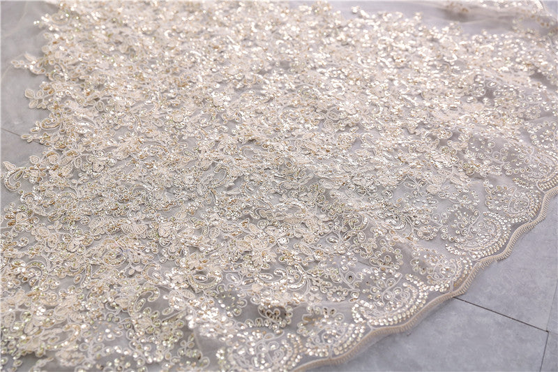 One-tier Luxurious Wedding Veil with Appliques - Image 5