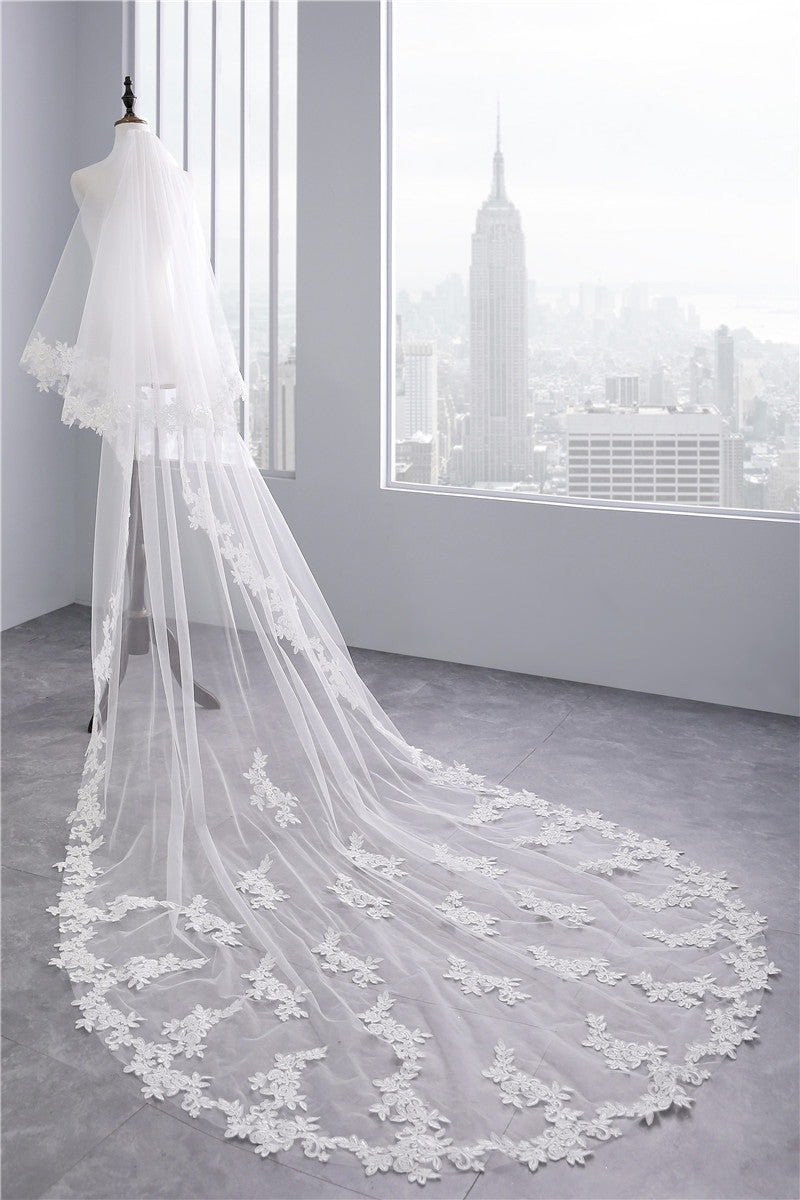 Two-tier Long Lace Wedding Veil with Appliques - 画像 (2)