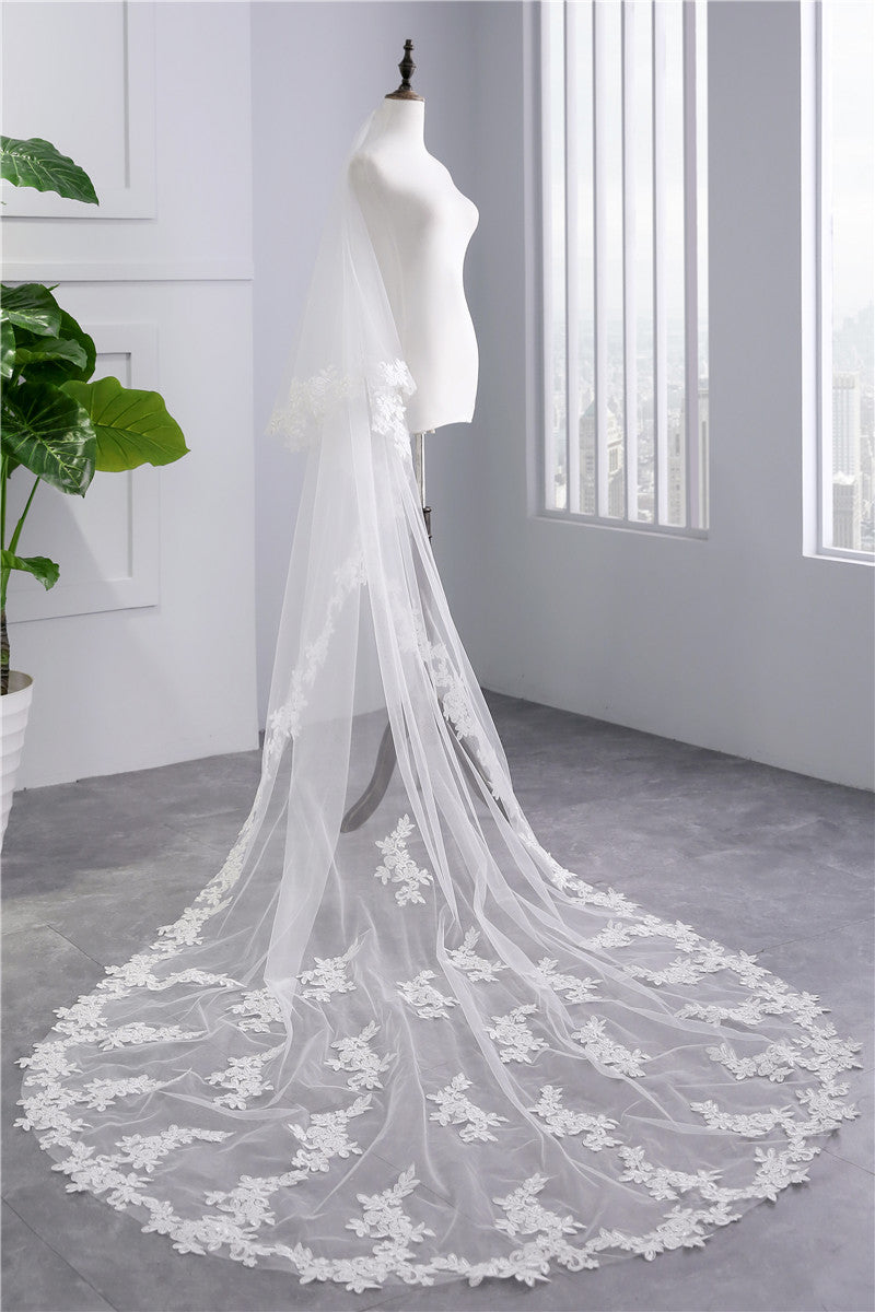 Two-tier Long Lace Wedding Veil with Appliques - 画像 (3)