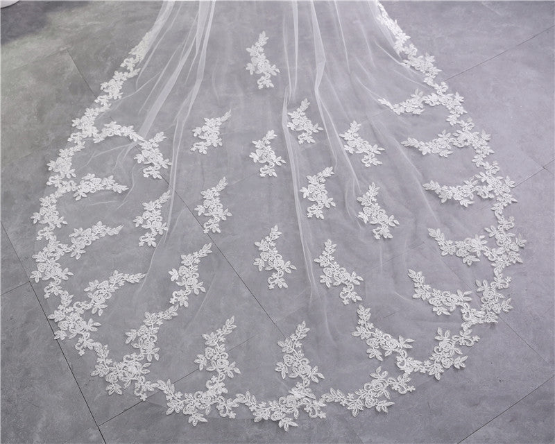Two-tier Long Lace Wedding Veil with Appliques - 画像 (4)