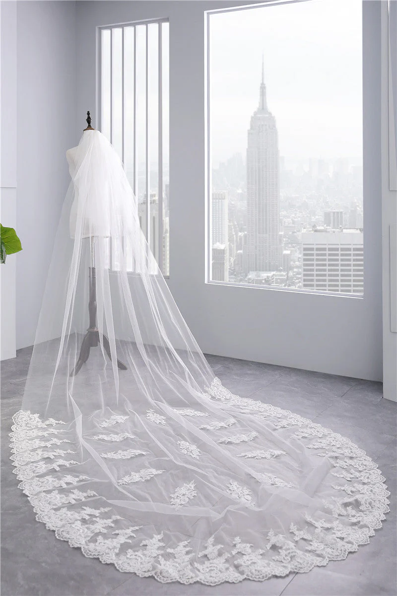 Two-tier Lace Wedding Veil with Appliques - 画像 (2)
