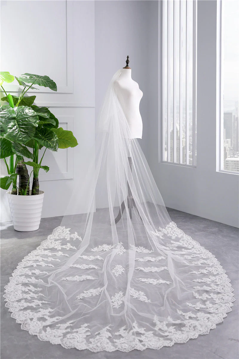 Two-tier Lace Wedding Veil with Appliques - 画像 (3)
