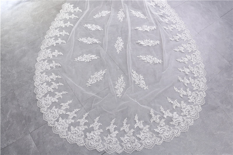 Two-tier Lace Wedding Veil with Appliques - 画像 (4)