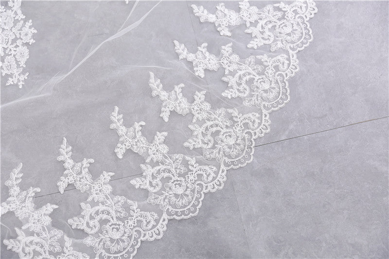 Two-tier Lace Wedding Veil with Appliques - 画像 (5)