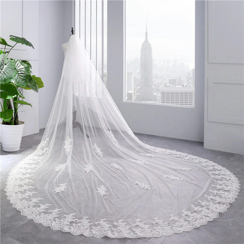Two-tier Ultra Wide Lace Wedding Veil with Appliques - 画像 (2)