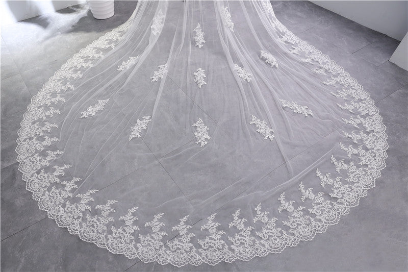 Two-tier Ultra Wide Lace Wedding Veil with Appliques - 画像 (4)