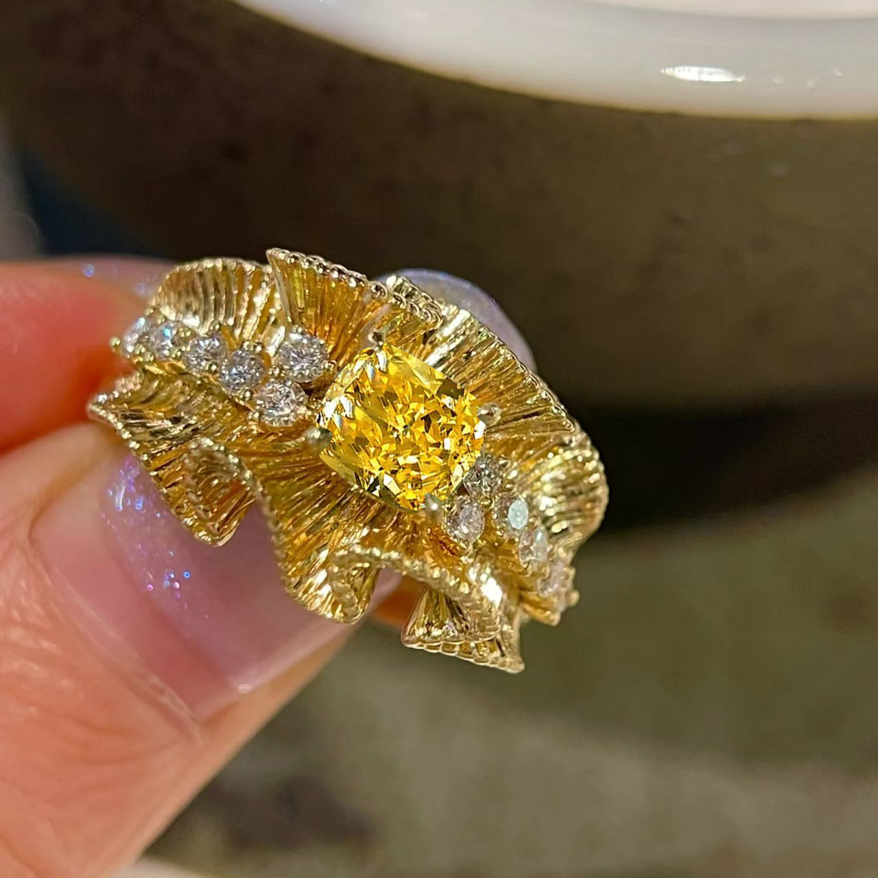 Vintage Yellow Diamond Lace Frill Wrought Gold Women's Ring - 画像 (4)