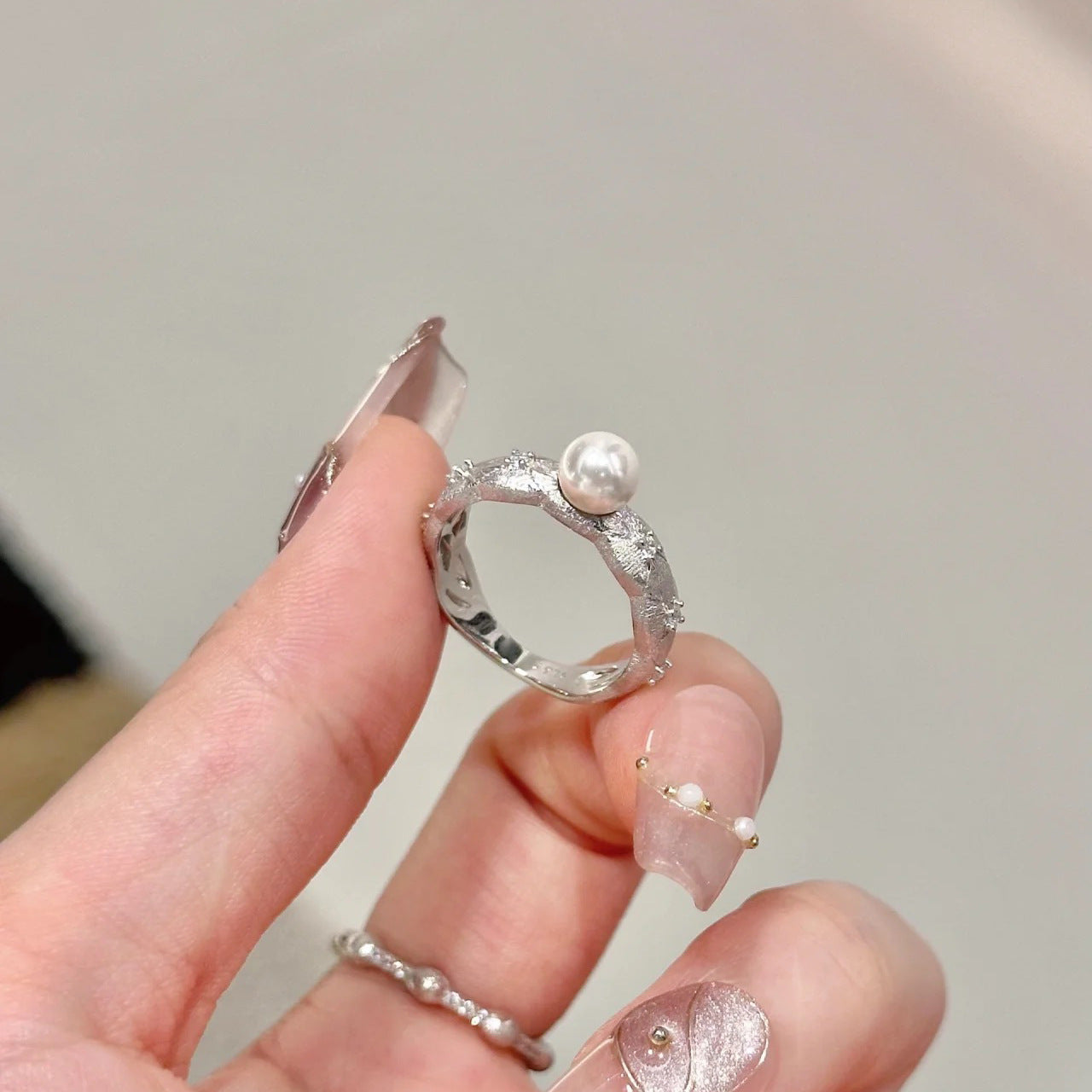 Medieval Style Minimalist Luxury Pearl Ring - 画像 (2)